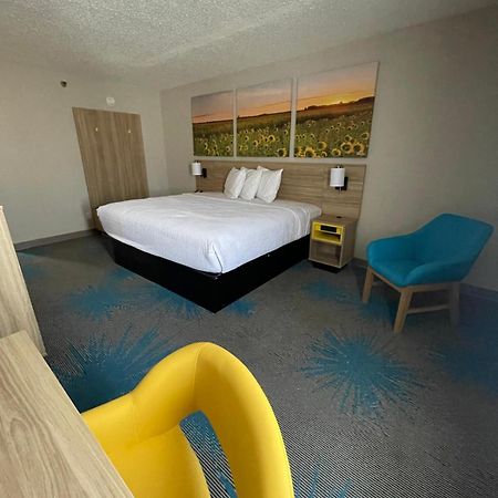 Days Inn By Wyndham Mandan Bismarck Area Exterior photo