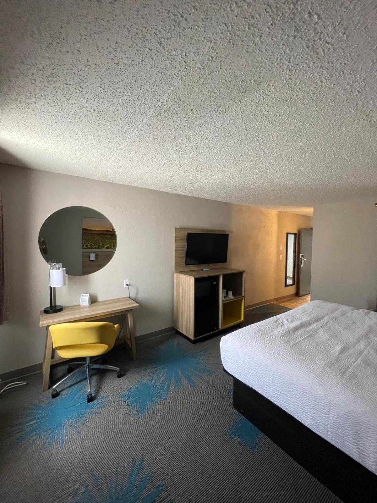 Days Inn By Wyndham Mandan Bismarck Area Exterior photo
