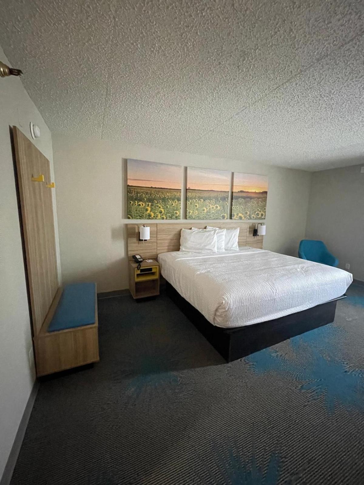 Days Inn By Wyndham Mandan Bismarck Area Exterior photo
