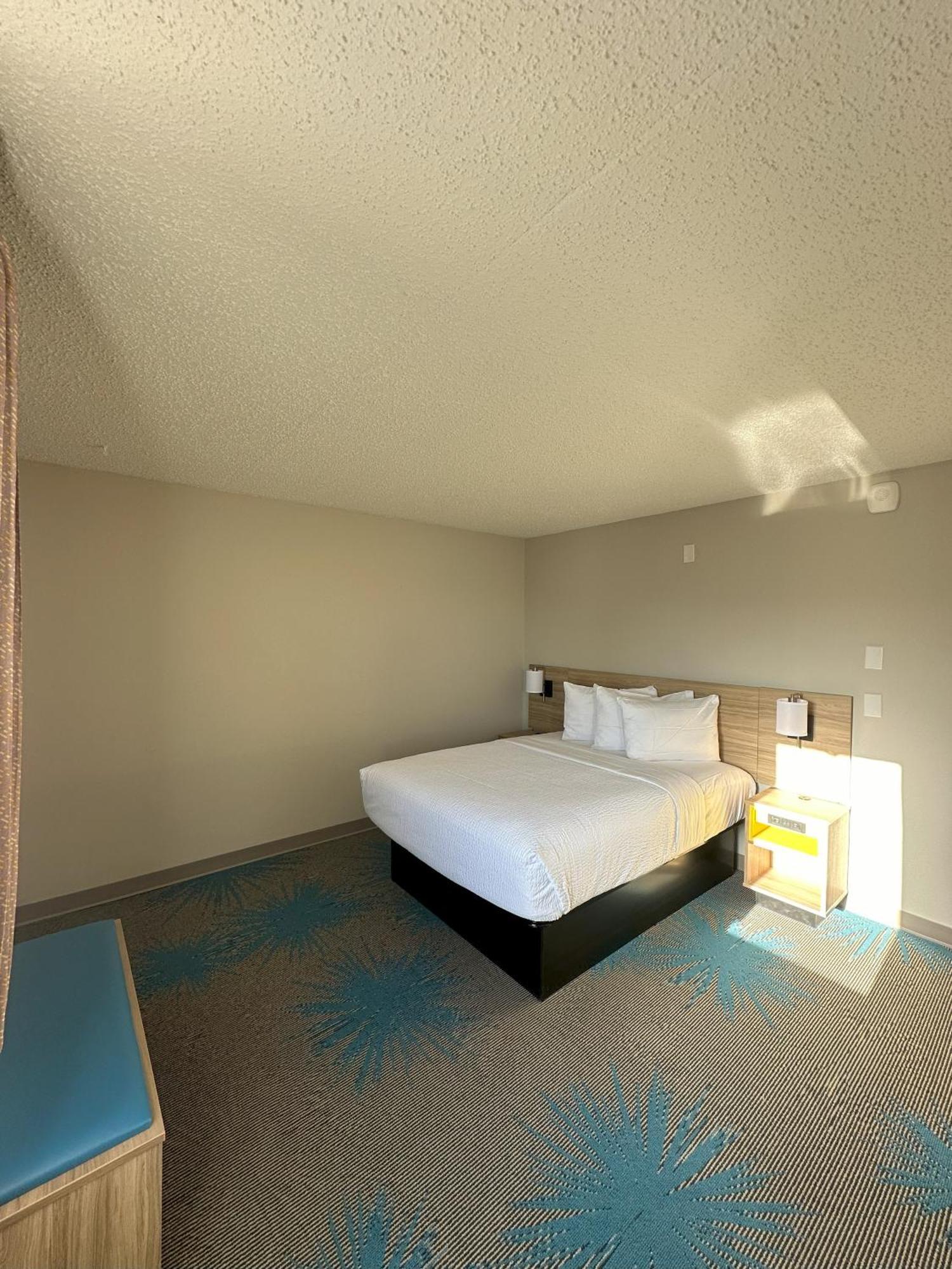 Days Inn By Wyndham Mandan Bismarck Area Exterior photo