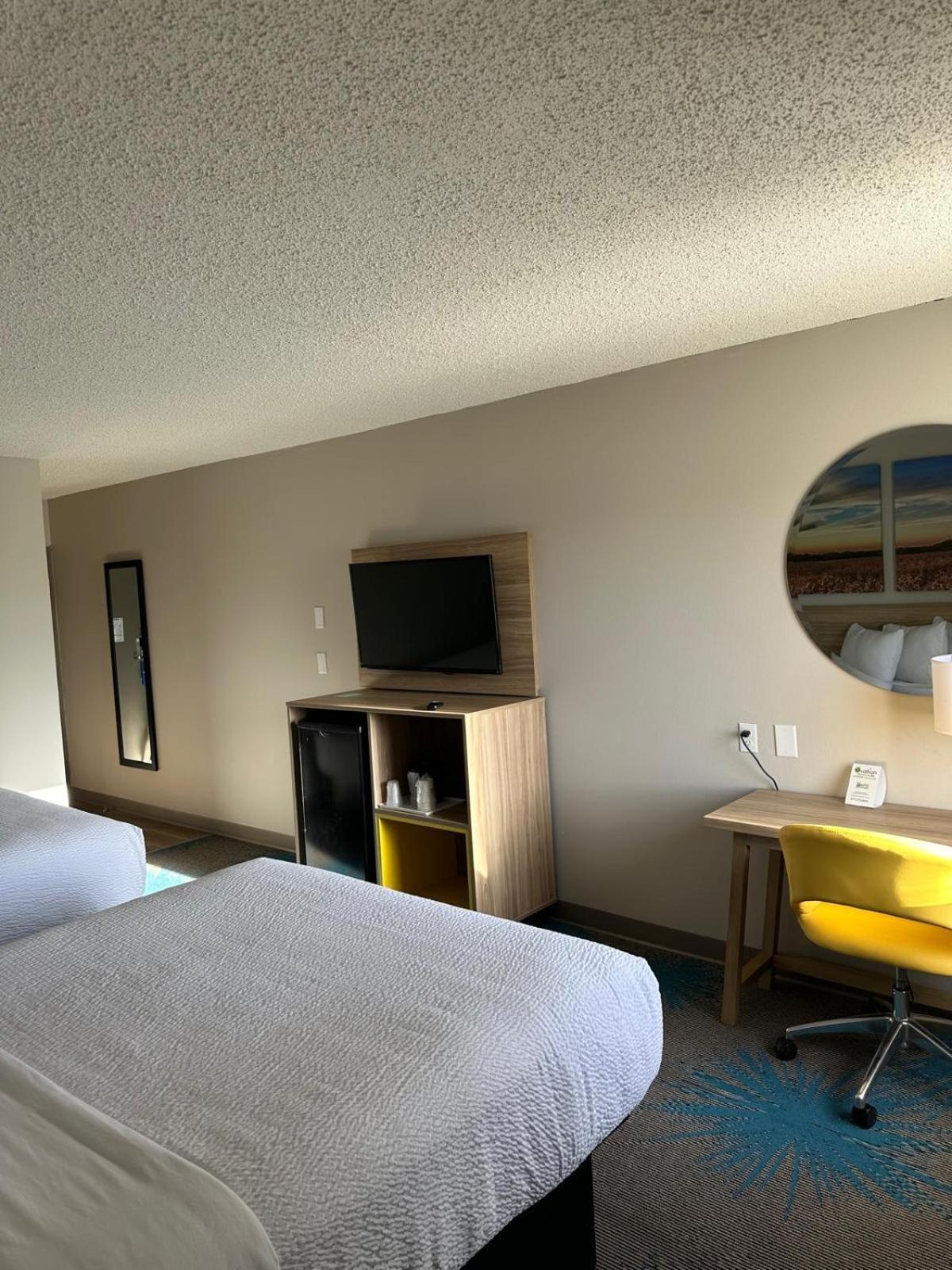 Days Inn By Wyndham Mandan Bismarck Area Exterior photo